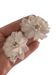 FLOR EM RENDA E TULE CENTRO DE PÉROLAS /STRASS- 5 UNIDADES