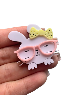 COELHINHO DE ÓCULOS ROSA LAÇO AMARELO (4CM)- 01 UNIDADE