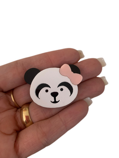 PANDA COM LAÇO ROSA EM ACRÍLICO (4,5CM)- UNIDADE