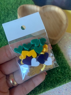 MINI CORAÇÃO EM ACRÍLICO CORES BRASIL (12MM)- 50 UNIDADES
