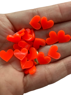 MINI CORAÇÃO EM ACRÍLICO LARANJA NEON (12MM)- 50 UNIDADES
