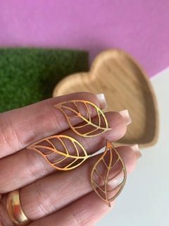 FOLHA VAZADA EM LONITA DOURADA HOLOGRÁFICA MODELO III (3 CM) - 10 UNIDADES