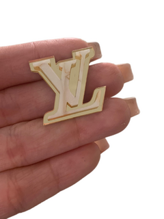 APLIQUE LOGO LOUIS VUITTON MADREPÉROLA COM DOURADO (3CM)- UNIDADE