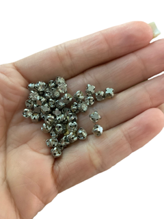 STRASS PARA COSTURA COM CAIXINHA PRATEADA (4MM)- 5 GRAMAS