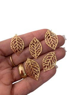 PINGENTE FOLHA VAZADA EM METAL DOURADO (2.8CM) - 10 UNIDADES