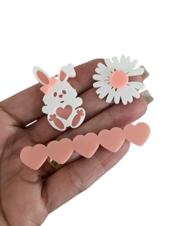 KIT HAIR CLIP COELHINHA BABY/FLOR/PLAQUINHA ROSA CLARO- 3 PEÇAS