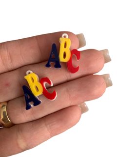 PINGENTE ABC AZUL ROYAL/AMARELO/ VERMELHO (2CM)- 2 UNIDADES