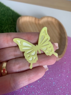BORBOLETA EM TECIDO AMARELO CLARO MODELO III (4,5CM)- 6 UNIDADES/12 CORTES - comprar online