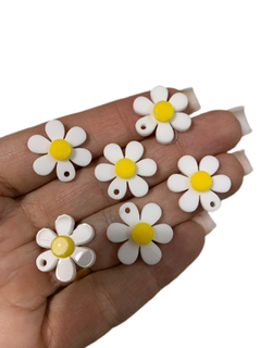 PINGENTE FLOR MARGARIDA BRANCA EM ACRÍLICO (2CM)- 6 UNIDADES