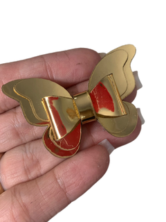LACINHO BORBOLETA DOURADO AUTOBRILHO (5CM)- 2 UNIDADES COMPLETAS