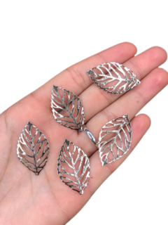 FOLHA VAZADA EM METAL PRATEADA (3,5CM)- 10 UNIDADES