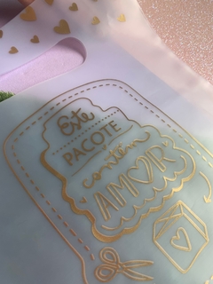 SACOLA TRANSPARENTE COM DOURADO "ESTE PACOTE CONTÉM AMOR" - 10 UNIDADES na internet