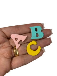 LETRA MAIÚSCULA CORES SORTIDAS (2,2CM) - UNIDADE - comprar online