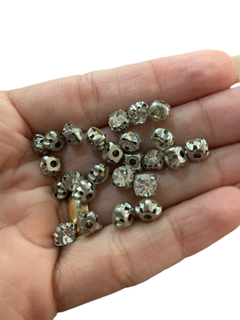 STRASS PARA COSTURA COM CAIXINHA PRATEADO (6MM)- 5 GRAMAS
