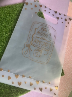 SACOLA TRANSPARENTE COM DOURADO "ESTE PACOTE CONTÉM AMOR" - 10 UNIDADES