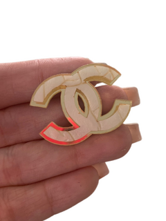 APLIQUE LOGO CHANEL MADREPÉROLA COM DOURADO (4CM)- UNIDADE