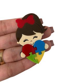 MENINA CORAÇÃO AUTISMO EM ACRÍLICO (CABELO MARROM)- UNIDADE
