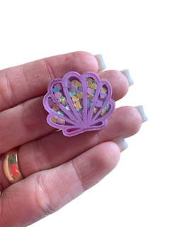 CONCHA LILÁS VAZADA COM CONFETE MINI CORAÇÃO CANDY (3CM)- UNIDADE