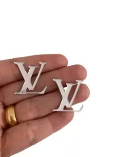 APLIQUE LOUIS VUITTON MÉDIO PRATA (2,5CM)- 2 UNIDADES
