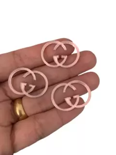 APLIQUE LOGO GUCCI PEQUENO ROSÊ GOLD (2CM)- 3 UNIDADES
