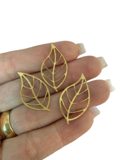 FOLHA VAZADA EM LONITA DOURADA MODELO III (3 CM) - 10 UNIDADES