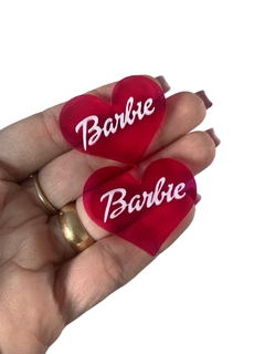 CORAÇÃO PINK TRANSLÚCIDO COM NOME BARBIE (4CM)- 02 UNIDADES