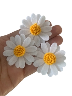 FLOR MARGARIDA DUPLA BRANCA EM FELTRO MIOLO PAUZINHO AMARELO