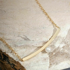 Colar Curvo com Pérola Shell Banho Ouro 18k - loja online