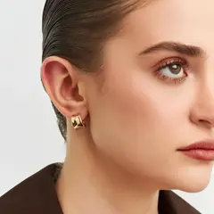 Brinco Meia Argola Curva Banho Ouro 18k - comprar online