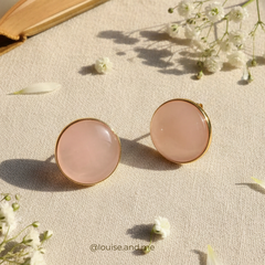 Quartzo Rosa Brinco Redondo 22mm Banho Ouro 18k - Semijoias Louise and Me