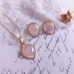 Quartzo Rosa Perolado Conjunto Gota Colar e Brincos Banho Ouro 18k - Semijoias Louise and Me