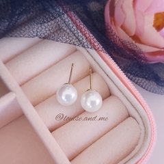 Brinco Pérola Shell Média 8mm Banho Ouro 18k - comprar online