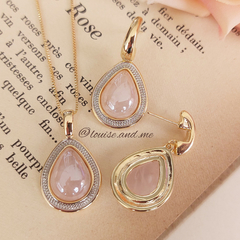 Quartzo Rosa Perolado Conjunto Colar e Brincos Banho Ouro 18k e Ródio - Semijoias Louise and Me