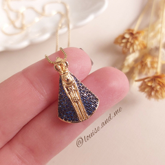 Colar Nossa Senhora Aparecida Zircônias Safira Banho Ouro 18k - comprar online