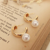 Brinco Meia Argola e Pérola Shell Banho Ouro 18k
