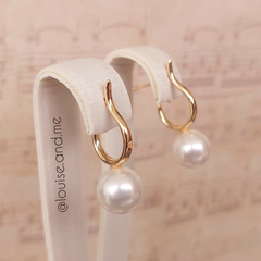 Brinco Meia Argola Pérola Shell Banho Ouro 18k