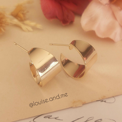 Brinco Meia Argola Curva Banho Ouro 18k