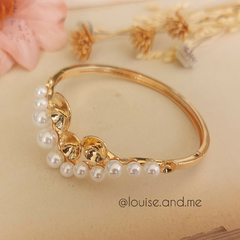 Bracelete Curvo com Pérolas Shell Banho Ouro 18k na internet