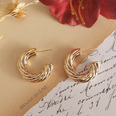 Brinco Meia Argola Texturizada Banho Ouro 18k - loja online