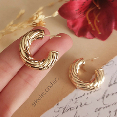 Brinco Meia Argola Texturizada Banho Ouro 18k - comprar online