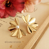 Brinco Meia Flor com Pérola Shell Banho Ouro 18k