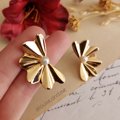 Brinco Meia Flor com Pérola Shell Banho Ouro 18k - loja online