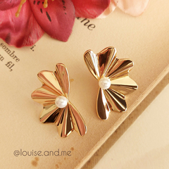 Brinco Meia Flor com Pérola Shell Banho Ouro 18k