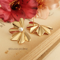 Imagem do Brinco Meia Flor com Pérola Shell Banho Ouro 18k
