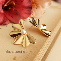 Brinco Meia Flor com Pérola Shell Banho Ouro 18k na internet