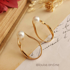 Brinco Oval Vazado com Pérola Shell Banho Ouro 18k - loja online