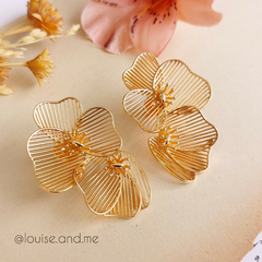 Brinco Duas Flores Vazadas Banho Ouro 18k - comprar online