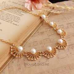 Colar Flores Cravejadas e Pérolas Shell Banho Ouro 18k