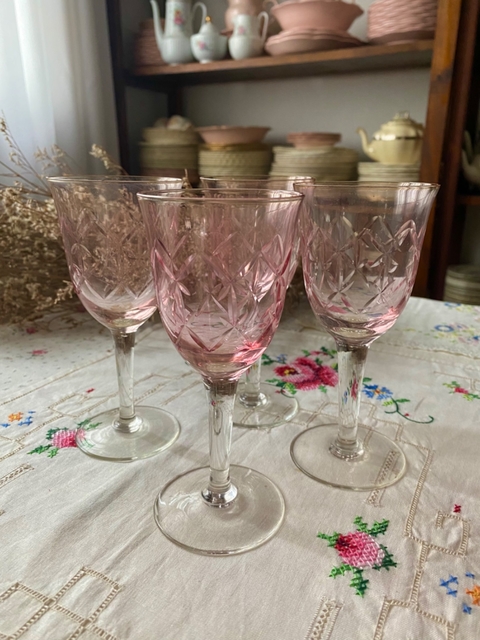 Juego de 4 copas rosadas talladas