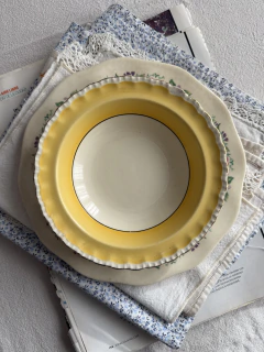 Compotera Grindley amarilla 16cm (posee detalle en el borde)